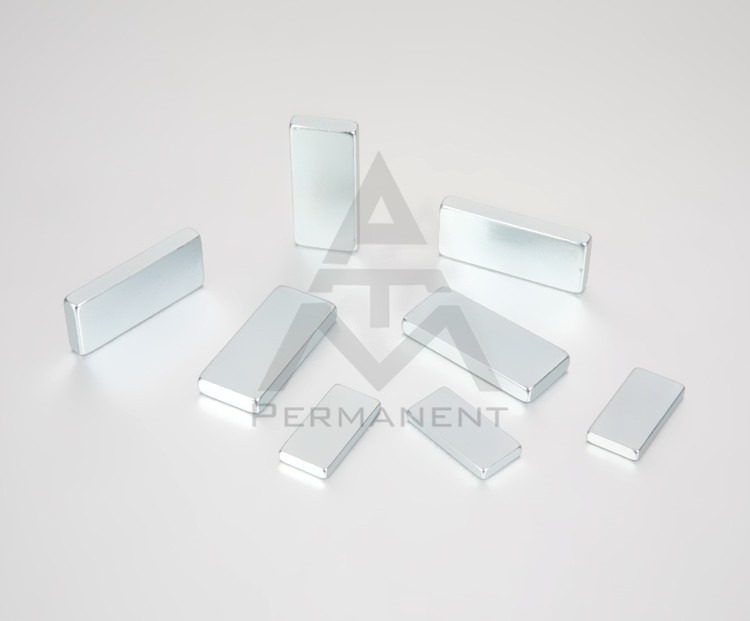 Bar magnet with NdFeB magnetic material zinc coating